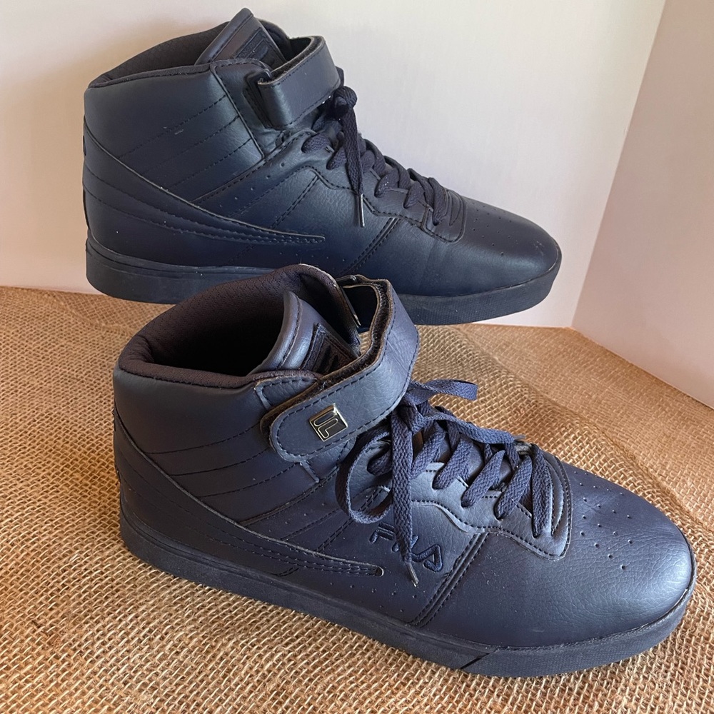 Men’s Navy High Top Fila Sneakers - size 10.5 - EUC